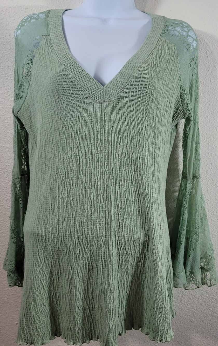 BluHeaven Green Crinkle Knit Top Small Raglan Lace Bell Sleeves Lightweight Soft